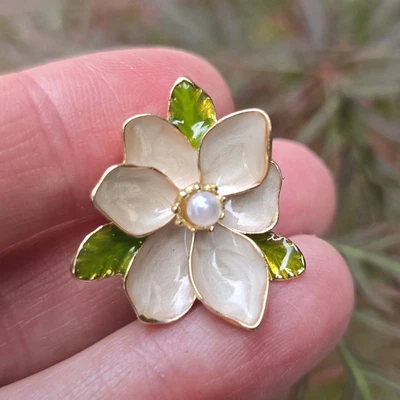Vintage style Magnolia flower MAGNETIC brooch pin. Magnolia jewelry gift. - Image 1 of 4