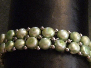 Stretcharmband, Armband aus Süßwasserperlen in hellgrün mit Silberkügelchen - Bild 1 von 5