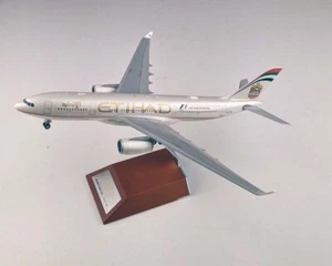 JC Wings 1:200 Etihad Airways Airbus A330-200 A6-EYN - Picture 1 of 1