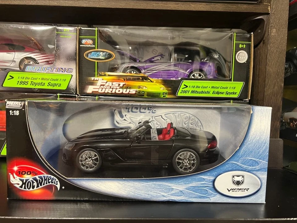 Hot Wheels Dodge Viper SRT-10 1/18 Metal Collection auto pressofusa scatola... - Immagine 1 di 3