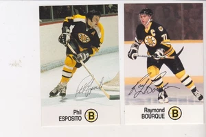 2 MINT BOSTON BRUIN 1988-89 ESSO HOCKEY PHIL ESPOSITO/RAY BOURQUE HALL OF FAMERS - Picture 1 of 2