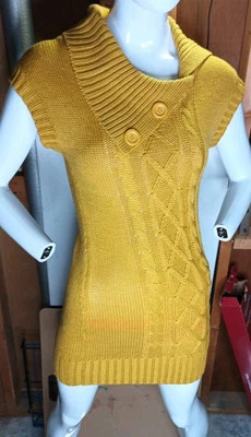 Vestido Suéter Its Our Time Sin Mangas Cuello Alto Botones Cuello Cera de Abejas Pequeño  Foto 1 de 4