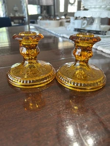 Candelabros cónicos vintage con patrón de sándwich ámbar exclusivo de tiara de vidrio Indiana - Imagen 1 de 8