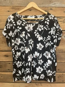 maurices 24/7 keyhole top Sz M floral black and white Short Sleeve - Picture 1 of 3