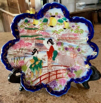 Gorgeous Antique Hand-painted Japanese dish with scalloped edge and gold accents - Image 1 of 4