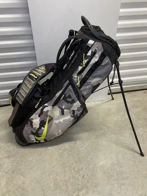 Bolsa de pie de golf híbrida Nike Air usada negra camuflaje voltios con cubierta para lluvia Foto 1 de 4