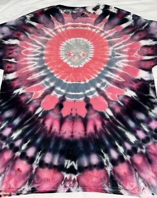 Camiseta Tie Dye Adulto Grande Halloween Cara Extraterrestre Algodón Manga Corta Vibrante Foto 1 de 4