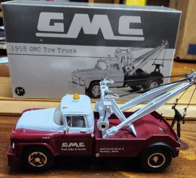 First Gear 1958 GMC Sales and Service Tow Truck 1:34 scale - Image 1 of 4