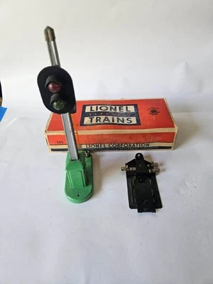 Lionel  153 Automatic BLOCK SIGNAL Green Diecast Base, and 153C Contactor - Image 1 of 4