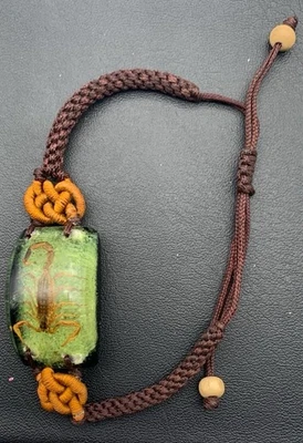 Pulsera trenzada ajustable de escorpión en resina Foto 1 de 4