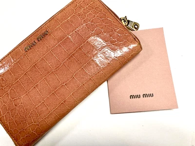 MIU MIU CARTEIRA LONGA VINTAGE PADRÃO CROCODILO COM ZÍPER EM TORNO DE COURO ROSA ITÁLIA - Imagem 1 de 4