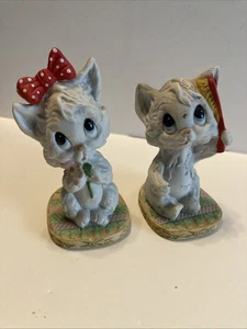 Lefton Kittens (2) 1985 Bow& Flower Brush Ceramic Anthropomorphic Cats Adorable - Picture 1 of 7