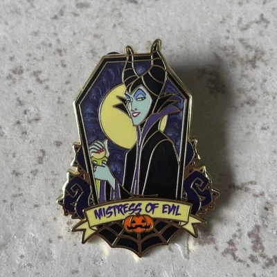 Pin Completador/Cazador Maléfica Monumentos Misteriosos Villanos Disney LE 2000 Foto 1 de 2