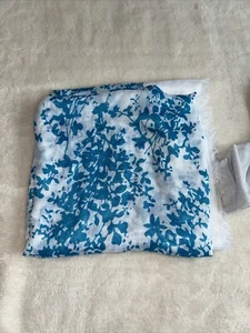 Sarong Wrap Beautiful Teal and White Flower Pattern 40"X44" - Picture 1 of 6