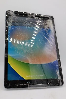 Apple iPad 7. Generation Wi-Fi 128GB A2197 Weiß Displayschaden #5213 - Bild 1 von 4