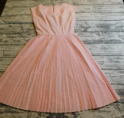 VESTIDO LESLIE FAY VINTAGE ANOS 60 ROSA FRANZIDO ACORDEÃO SAIA PLISSADA SEM MANGAS P M - Imagem 1 de 4