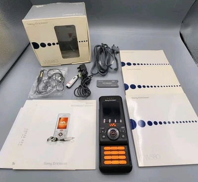 VINTAGE Sony Ericsson Walkman Slide Up Phone W580i Preto e Laranja PRECISA DE CONSERTO - Imagem 1 de 4