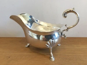WALKER & HALL George II Style STERLING SILVER SAUCE BOAT 296 g Sheffield 1927 - Picture 1 of 12