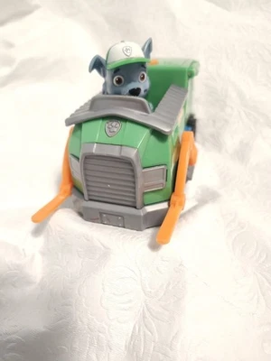 Paw Patrol Rocky Трансформирующийся Утилизационный Грузовик с Выскакивающими Инструментами и Фигуркой Ty61 - Изображение 1 из 4