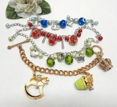 LOTE DE BRAZALETES CON DIJE TONO DORADO Y PLATA, JUICY COUTURE Y SIN MARCA Foto 1 de 3