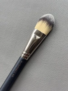 MAC 190 Foundation Face Brush Synthetic Fiber Hair Discontinued New in Sleeve - Picture 1 of 3