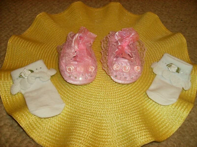 4 PIEZAS ZAPATOS Y CALCETINES DE BEBÉ ROSA A JUEGO CON CRISTALES AUSTRALIANOS Antideslizantes 6 - 9 MO Foto 1 de 4