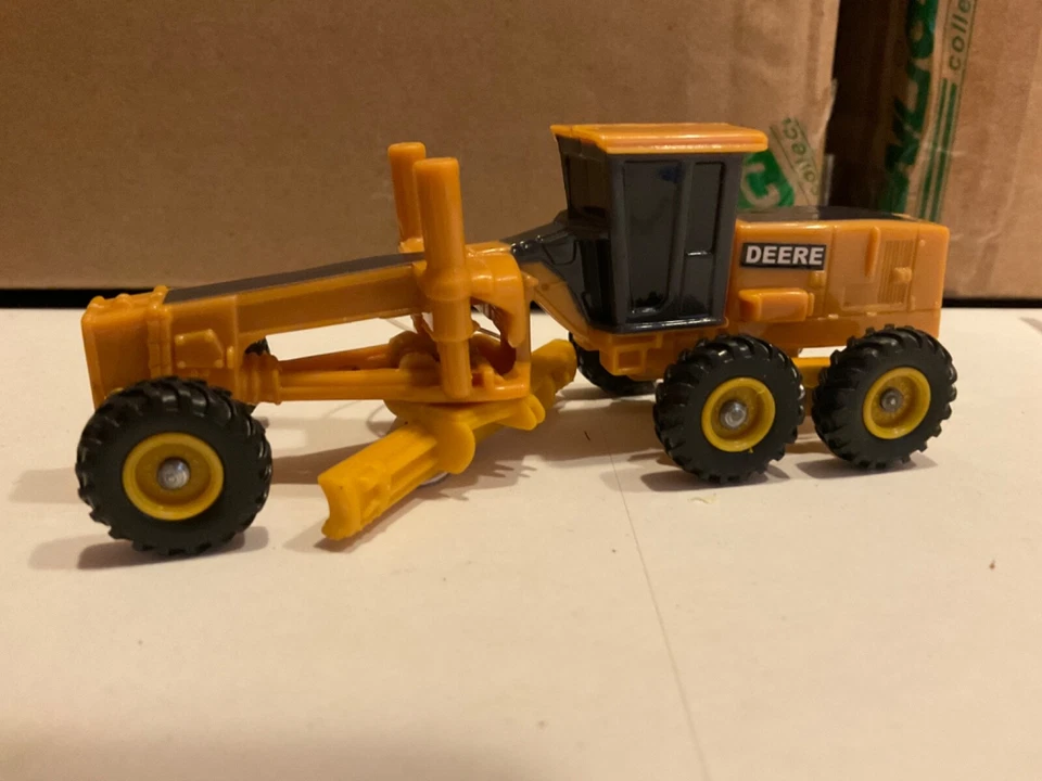 Ertl   Collect N Play ERTL 4 inch John Deere Road Grader - Image 1 of 1