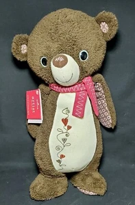 2014 Hallmark Artist Collection Abrazos y Puntadas Oso 15" Peluche Relleno Nuevo con Etiquetas - Imagen 1 de 3