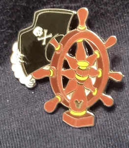 DISNEY CAST SCHLÜSSELBAND SAMMLUNG - PIRATEN DER KARIBIK - SCHIFFSRAD / HUT PIN - Bild 1 von 2