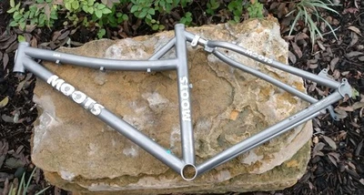 Cuadro de 12" de titanio clásico construido a mano Moots YBB, ruedas de 26"" Foto 1 de 4