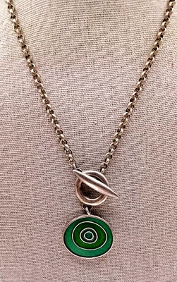 Colar corrente de estanho JACKIE SPECTOR pingente de esmalte modernista/fechamento alternado 17" - Imagem 1 de 4