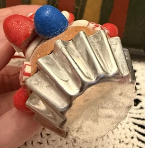 Ton Weihnachtsschmuck Weihnachtsmann mit Zuckerstange sitzend auf einer Cupcake Dose - Bild 1 von 5