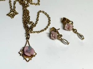 Vintage Jewellery Set Pendant Earrings Stud Gold Tone Metal Rose Plastic Pearl - Picture 1 of 12