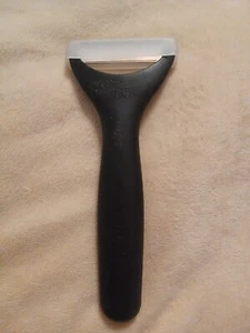 Pampered Chef Julienne Peeler 1115 Serrated Soft Grip Handle Blade Cover Retired - Picture 1 of 3