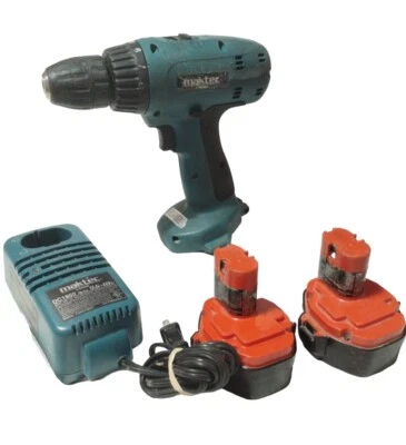 Беспроводная дрель Maktek от Makita MT 064 14,4 В 3/8 дюйма с 2 батареями и зарядным устройством работает - Изображение 1 из 4
