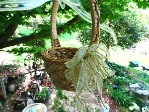 SMALL WOVEN GRASS ROUND BASKET W. HANDLE + BOW-GIFT/FLOWER CONTAINER - Picture 1 of 6