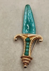 Spilla vintage a forma di spada con intarsio in metallo tono oro e pietra color verde - Foto 1 di 3