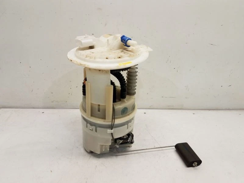 2005-07 Chrysler Town & Country (3.8L / LWB) Fuel Pump Assembly - Image 1 of 4