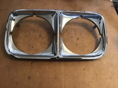Moldura para farol 1973 Pontiac Bonneville & Catalina fabricante de equipamento original  - Imagem 1 de 4
