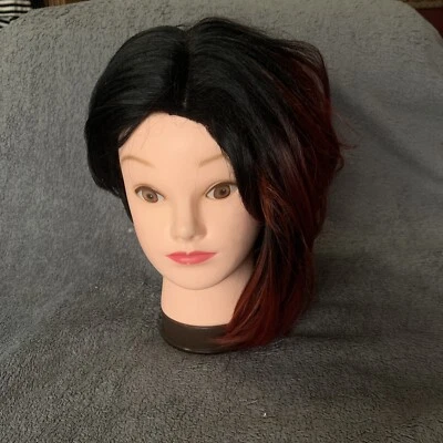 Peluca modelo modelo negra con tinte rojo rizador seguro Foto 1 de 4