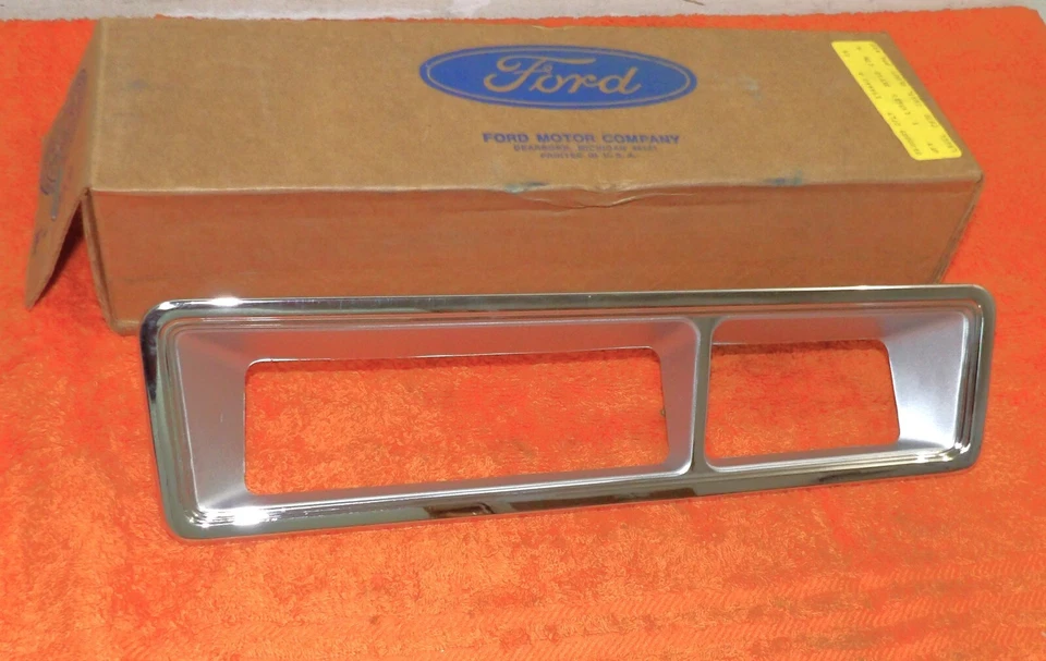 1977 1978 1979 Lincoln Mark V Coupe NOS RH FRONT SIDE MARKER CORNER LAMP BEZEL - Image 1 of 4