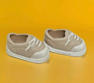 MATTEL ЖЕЛТОВАТО-КОРИЧНЕВЫЙ и белый теннис обувь / кроссовки для TOMMY KELLY куклы ~ VGUC - Изображение 1 из 4