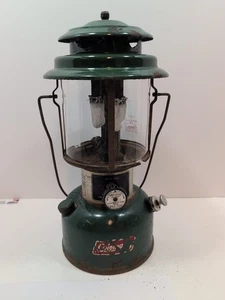 Linterna de doble manto verde Coleman 220J de colección julio 1978 globo Pyrex - Imagen 1 de 11