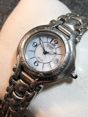 Reloj Citizen Eco-Drive Mujer WR100 Acero Inoxidable MOP Bisel Giratorio Fecha Funciona Foto 1 de 4