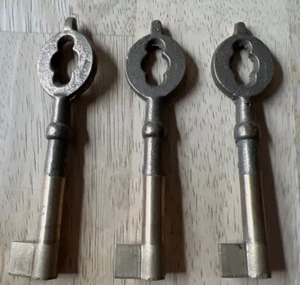 Vintage Ornate Brass Skeleton Keys Set Of 3 - Picture 1 of 12