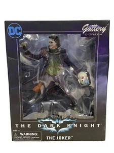 New DC The Dark Knight The Joker Gallery Diorama Diamond Select - Picture 1 of 9