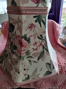 dos pantallas de lámpara de diseño rosa vintage de material floral a juego, hgt 10 pulgadas - Imagen 1 de 7