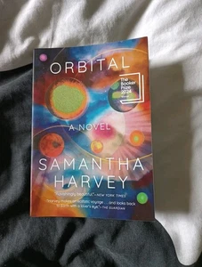 Samantha Harvey | Orbital | Taschenbuch | Englisch (2024) | 144 S. - Bild 1 von 3