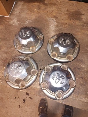 Комплект из 4 центральных колпаков колес для Dodge Ram Van 1500 52038267 95 96 97 98 99 00 01 02 03 - Изображение 1 из 4