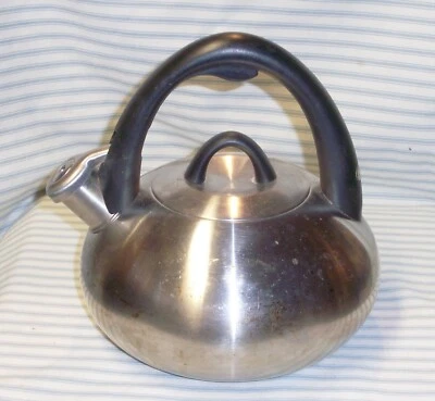 Tetera silbante Calphalon 2QT/1,9 L 4402 plateada de acero inoxidable Foto 1 de 3